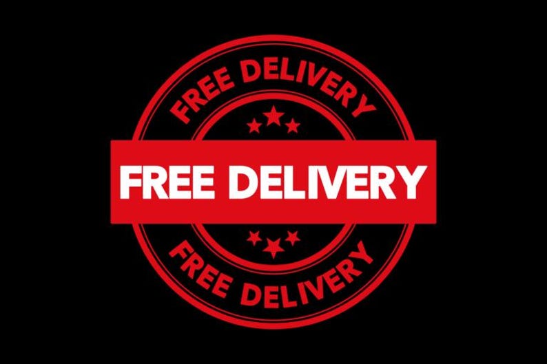 Op de afbeelding: Rode en witte afbeelding op een zwarte achtergrond. De tekst "FREE DELIVERY" wordt in een cirkelvorm en in een rode rechthoek weergegeven. Drie sterren zijn zichtbaar.