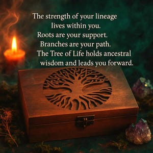 Puede incluir: Una caja de madera marrón con un diseño de árbol de la vida tallado en la tapa. La caja tiene un cierre de metal. El texto en la imagen dice: "La fuerza de tu linaje vive en ti. Las raíces son tu apoyo. Las ramas son tu camino."