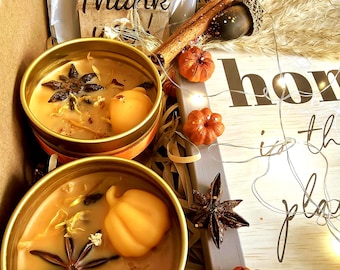 Caja de regalo de otoño: vela con especias de calabaza, posavasos de crochet y letrero rústico para el hogar.