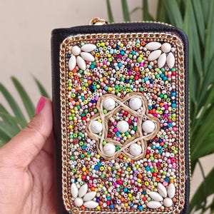 Cartera Boho hecha a mano con cuentas bohemias, bolso de mano bordado vibrante, bolso tribal chic