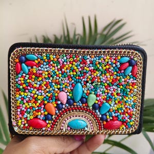 Cartera Boho hecha a mano con cuentas bohemias, bolso de mano bordado vibrante, bolso tribal chic