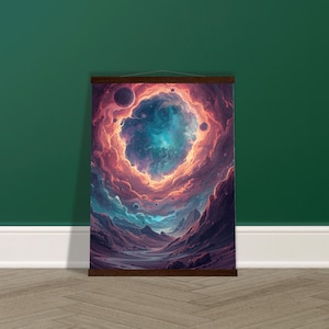 Può includere: Una stampa artistica verticale raffigurante una scena cosmica con un vortice centrale turchese e blu circondato da nuvole vorticose arancioni e viola. La stampa è montata su una cornice di legno, che mostra un paesaggio surreale con montagne.