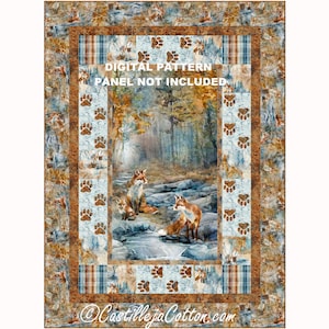 Może przedstawiać: Cyfrowo wydrukowany panel do pikowania przedstawiający scenę leśną z lisami. Centralny obraz przedstawia trzy lisy w pobliżu strumienia. Panel ma obramowanie z odciskami łap i tekst "DIGITAL PATTERN PANEL NOT INCLUDED" oraz "CastillejaCotton.com".