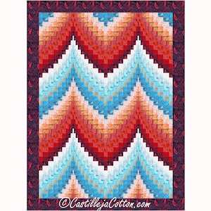 Pode incluir: Um edredom colorido com um padrão de chevron em tons de vermelho, laranja, azul e branco. O edredom tem uma borda vermelha escura com um desenho de folhas repetidas. O texto "CastillejaCotton.com" está na parte inferior.