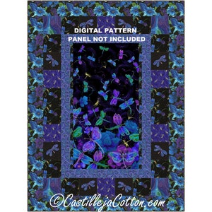 Può includere: Modello di quilting digitale con un design di libellula blu e viola su sfondo nero. Il modello include un bordo di fiori blu e volute. Il testo "DIGITAL PATTERN PANEL NOT INCLUDED" è visualizzato nella parte superiore dell'immagine.