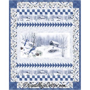 Puede incluir: Un patrón de colcha invernal con un puente cubierto, árboles cubiertos de nieve y arrendajos azules. La colcha está hecha de una variedad de telas azules y blancas, con un borde a cuadros.