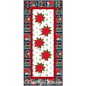 Pode incluir: Um caminho de mesa de Natal retangular. Apresenta um painel central branco com poinsétias vermelhas e azevinho verde. A borda tem uma moldura vermelha e seções em azul marinho e xadrez. O design inclui o texto "Castilleja Cotton.com".