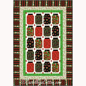 Może przedstawiać: Wzór kołdry w kolorze czerwonym, zielonym i czarnym. Wzór składa się z serii kwadratów z motywem słoików wypełnionych truskawkami. Kołdra jest obszyta paskowaną tkaniną.