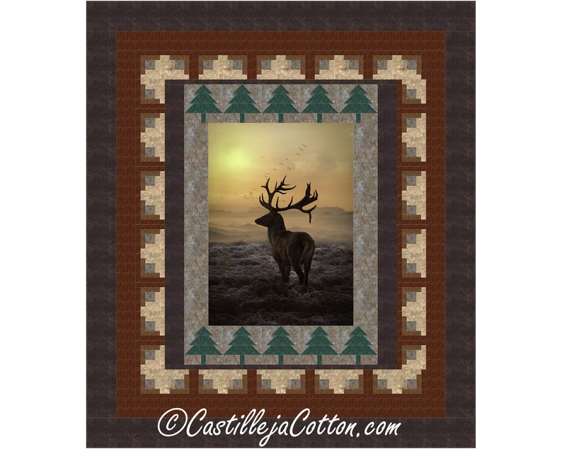 K&ouml;nnte beinhalten: Ein Quiltmuster mit der Silhouette eines Hirsches, der im Sonnenaufgang auf einem Feld steht. Das Muster ist von einem braunen, beigefarbenen und gr&uuml;nen Rand mit geometrischem Design eingerahmt.