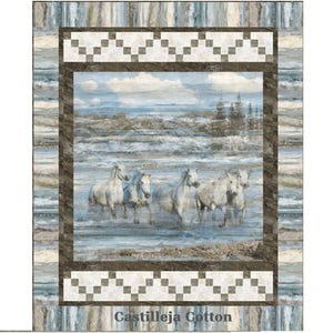 Puede incluir: Un edredón rectangular que representa caballos blancos en un paisaje acuático, enmarcado por un borde marrón y secciones superiores e inferiores estampadas. La paleta de colores del edredón es azul y beige. El texto "Castilleja Cotton" es visible en la parte inferior.