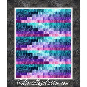 Peut inclure: Un motif de courtepointe avec un motif de rayures horizontales répétées dans des tons de turquoise, violet et rose. La courtepointe est encadrée d'une bordure gris foncé. Le texte "CastillejaCotton.com" est dans le coin inférieur droit.