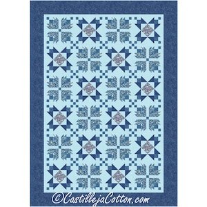 Puede incluir: Un edredón azul claro y azul marino con un patrón repetitivo de estrellas y diseños florales. El edredón tiene un borde azul marino y el texto "CastillejaCotton.com" en la parte inferior.