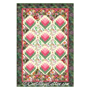 Op de afbeelding: Een quiltpatroon met een herhalend ontwerp van gestileerde roze en groene bloemen op een crèmekleurige achtergrond. De quilt is omlijst met een groene en bruine bloemenrand. De tekst "CastillejaCotton.com" staat in de rechterbenedenhoek.