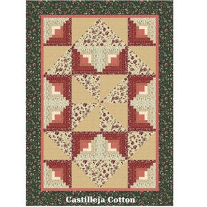 Puede incluir: Un edredón de patchwork con un diseño central de triángulos y cuadrados alternos en tonos rojos, crema y beige. El edredón presenta un estampado floral y un borde floral verde. El texto "Castilleja Cotton" está en la parte inferior.