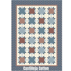 Puede incluir: Un edredón de patchwork con un fondo color crema y un patrón repetitivo de bloques de estrellas azules y marrones. El edredón tiene un borde floral azul y el texto "Castilleja Cotton" en la parte inferior.