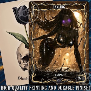Puede incluir: Una tarjeta de arte de fantasía que presenta a una mujer de piel oscura con cabello negro largo y ojos morados brillantes, etiquetada como "Inkling". La tarjeta tiene un borde dorado y el texto "Flying" y "2/1". Un tulipán negro y una calavera están en una tarjeta separada. El texto "High Quality Printing and Durable Finish!" está en la parte inferior.