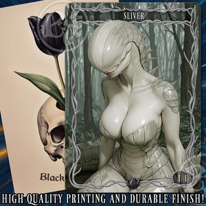 Puede incluir: Dos cartas de arte fantástico. Una presenta un tulipán negro y una calavera, la otra una criatura humanoide pálida etiquetada como "Sliver" con un fondo de bosque. El texto incluye "Black" y "1/1". Las cartas están etiquetadas "HIGH QUALITY PRINTING AND DURABLE FINISH!"