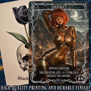 Puede incluir: Una carta de arte de fantasía con una mujer cyborg dorada con cabello rojo, etiquetada como "Construct". La carta incluye texto sobre una criatura artefacto y una fuerza/resistencia de 0/0. Un tulipán negro y una calavera están en una carta separada. El texto "¡Impresión de alta calidad y acabado duradero!" también está presente.