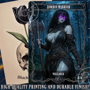 Może przedstawiać: Kolekcjonerska karta do gry zatytułowana Zombie Warrior przedstawiająca bladą postać ze świecącymi fioletowymi oczami, trzymającą wielki topór bojowy w ciemnym lesie. Krawędź karty zdobią cierniste pnącza oraz napisy Vigilance i 4/4.