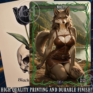 Op de afbeelding: Fantasy art kaart met een wolf-vrouw in een bruin leren outfit, knielend in een bosrijke omgeving. De kaart heeft een groene rand met het woord "WOLF" bovenaan. Een tweede kaart toont een zwarte tulp en een schedel. Tekst onderaan luidt "HIGH QUALITY PRINTING AND DURABLE FINISH!"