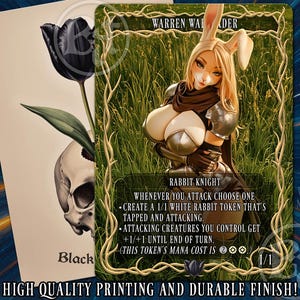 Könnte beinhalten: Fantasy-Karte mit einer Kaninchenritterin in Rüstung vor einem grasbewachsenen Hintergrund. Die Karte enthält Text, Manakosten und eine 1/1 Stärke/Zähigkeit-Anzeige. Eine zweite Karte zeigt eine schwarze Tulpe und einen Schädel.
