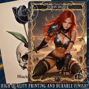 Könnte beinhalten: Eine Fantasy-Art-Karte mit einer rothaarigen Kriegerin in Rüstung, die mit einem Schwert kniet. Die Karte hat einen goldenen Rahmen und den Text "HUMAN SOLDIER". Eine zweite Karte zeigt eine schwarze Tulpe und einen Totenkopf. Der Text "HIGH QUALITY PRINTING AND DURABLE FINISH!" ist ebenfalls sichtbar.