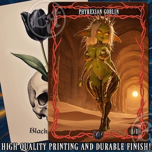 Peut inclure: Carte d'art fantastique représentant un gobelin phyrexian à la peau verte et à l'armure dorée, sur fond de désert. La carte affiche également une tulipe noire émergeant d'un crâne. Le texte comprend "Phyrexian Goblin" et "Black".