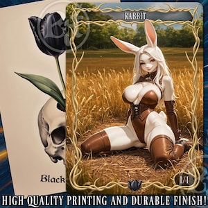 Könnte beinhalten: Fantasiekunstkarte mit einer Frau mit Hasenohren in einem braunen und weißen Outfit, die in einem Weizenfeld kniet. Die Karte hat einen goldenen Rand und das Wort "RABBIT". Eine zweite Karte zeigt eine schwarze Tulpe und einen Totenkopf.