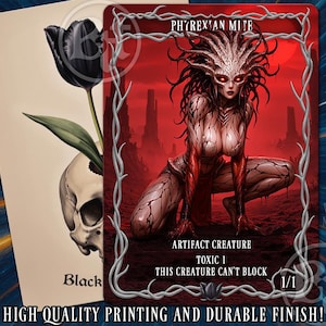 Może przedstawiać: Karta fantasy z czerwoną ilustracją humanoidalnego stworzenia z świecącymi oczami, obramowana białą obwódką z winorośli. Karta przedstawia również ilustrację czarnego tulipana i czaszki. Tekst zawiera "Phyrexian Mite" i "Artifact Creature".