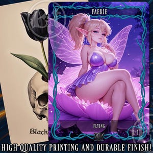 Puede incluir: Una tarjeta de arte de fantasía que presenta un hada púrpura con cabello rubio y orejas puntiagudas, sentada en una gran flor púrpura. La tarjeta tiene las palabras "FAERIE" y "FLYING". La tarjeta también tiene el texto "HIGH QUALITY PRINTING AND DURABLE FINISH!"