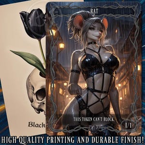 Peut inclure: Une carte d'art fantastique représentant un personnage de rat humanoïde en cuir noir, avec le mot "RAT" en haut. La carte affiche également le texte "THIS TOKEN CAN'T BLOCK." et "1/1". Une deuxième carte montre une tulipe noire et un crâne. Le texte "HIGH QUALITY PRINTING AND DURABLE FINISH!" est également présent.