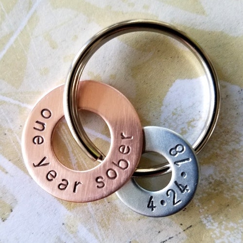 Cadeau de sobriété sobre d’un an - Rondelle en cuivre estampillée à la main et porte-clés de laveuse en argent nickel