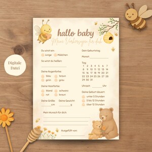 Può includere: Una scheda di previsione per baby shower beige con il testo "hallo baby" e illustrazioni di api e orsi. La scheda include sezioni per il sesso del bambino, il nome, il colore degli occhi, il colore dei capelli e i dettagli della nascita.