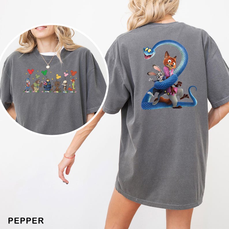 K&ouml;nnte beinhalten: Pfefferfarbenes T-Shirt mit Cartoon-Designs auf Vorder- und R&uuml;ckseite. Die Vorderseite zeigt verschiedene Cartoon-Charaktere und Herzen. Das R&uuml;ckendesign zeigt einen Fuchs und ein Kaninchen, die von einer blauen Schlange umarmt werden.