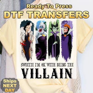 Puede incluir: Transferencia DTF con cuatro villanos de dibujos animados: Cruella, &Uacute;rsula, Mal&eacute;fica y la Reina Malvada. El texto dice "Sweetie I'm ok with being the Villain". El dise&ntilde;o est&aacute; listo para planchar.