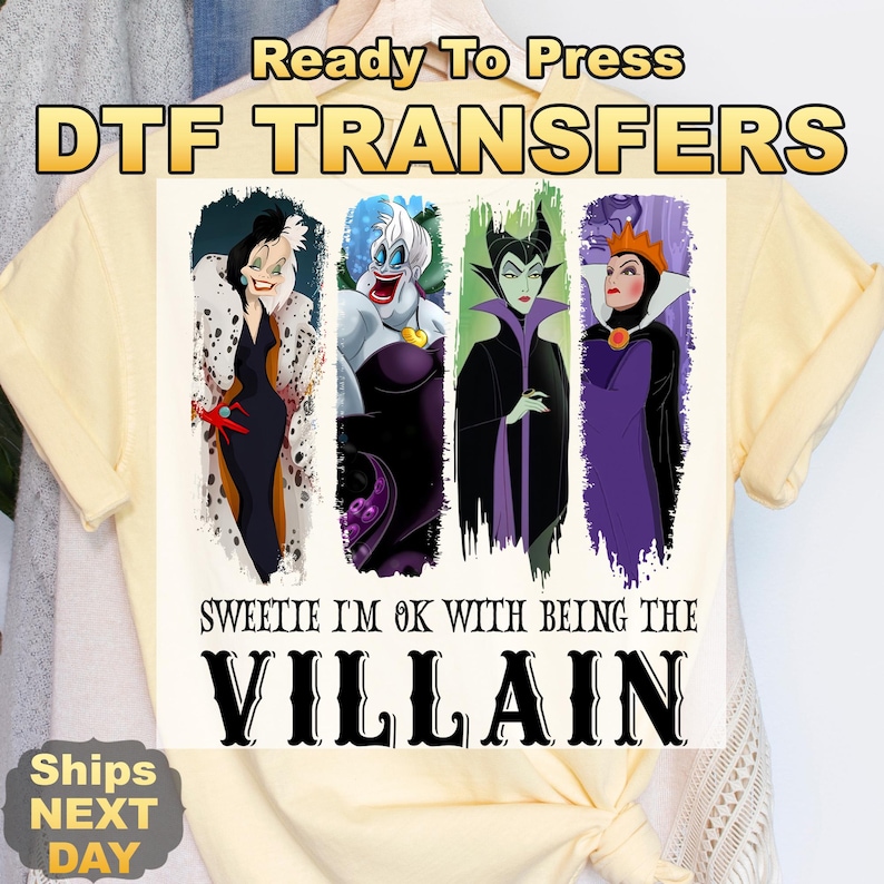 Puede incluir: Transferencia DTF con cuatro villanos de dibujos animados: Cruella, &Uacute;rsula, Mal&eacute;fica y la Reina Malvada. El texto dice "Sweetie I'm ok with being the Villain". El dise&ntilde;o est&aacute; listo para planchar.