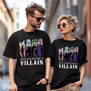 Puede incluir: Camisetas negras con un gr&aacute;fico de villanos de Disney: Cruella de Vil, &Uacute;rsula, Mal&eacute;fica y la Reina Malvada. El texto "SWEETIE I'M OK WITH BEING THE VILLAIN" est&aacute; impreso debajo. Las camisetas son usadas por dos personas.
