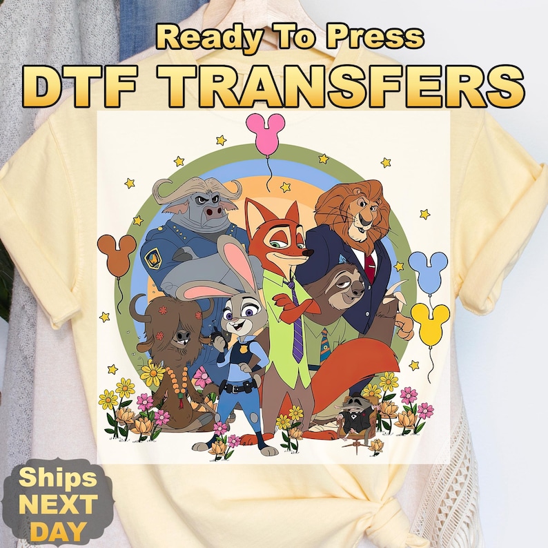 Pode incluir: Uma camiseta amarela com um design de transfer&ecirc;ncia DTF colorido com personagens de Zootopia. O design inclui Judy Hopps, Nick Wilde e outros personagens. O texto "Ready To Press DTF TRANSFERS" est&aacute; no topo.
