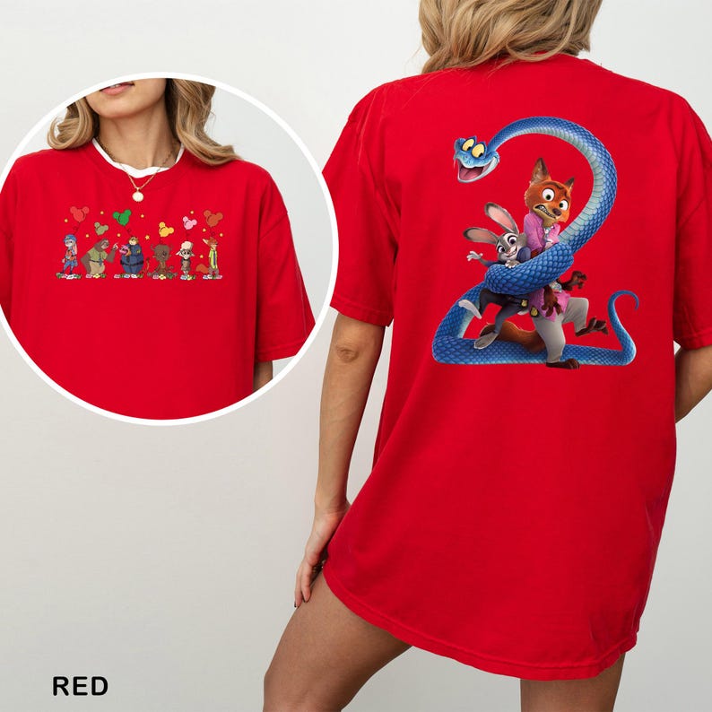 K&ouml;nnte beinhalten: Rotes T-Shirt mit Cartoon-Illustrationen. Auf der Vorderseite sind Cartoon-Figuren mit herzf&ouml;rmigen Luftballons abgebildet. Auf der R&uuml;ckseite ist eine blaue Schlange um einen Fuchs und ein Kaninchen gewickelt.