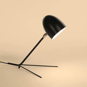 La luz esculpida: Iluminación de escritorio contemporánea Lámpara de escritorio trípode moderna Sleek Shadows