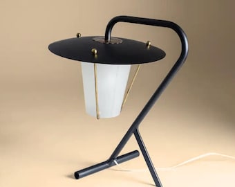 Moderne skulpturale Tischlampe: schwarze & Messingakzentleuchte mit gefrostetem Kegelschirm