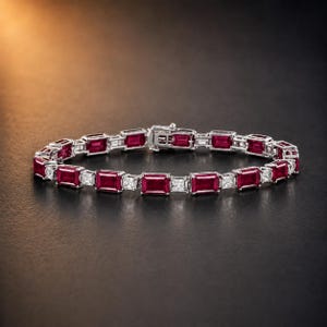 Könnte beinhalten: Ein silberfarbenes Armband mit abwechselnd rechteckig geschliffenen, tiefroten Rubinen und quadratisch geschliffenen, klaren weißen Steinen. Das Schmuckstück besteht aus einer Reihe verbundener Fassungen und hat einen sicheren Metallverschluss.