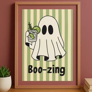 Boo-zing Ghost Cocktail Art Print – Zabawna dekoracja ścienna na Halloween | Wydruk Ghost Drinking | Dekoracja wózka barowego | Plakat Boozy Pun | Straszny sezon Gi