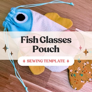Peut inclure: Une pochette à lunettes en forme de poisson, bleue et blanche, avec un cordon de serrage. La pochette a un grand œil noir et des nageoires jaunes. Le texte "Fish Glasses Pouch" et "SEWING TEMPLATE" est affiché.