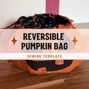 Könnte beinhalten: Eine Nähanleitung für eine wendbare Kürbistasche mit orangefarbenem Stoffaußenbereich, einem schwarzen Kürbisgesicht und einem schwarzen Innenfutter mit kleinem weißem Muster. Der Text REVERSIBLE PUMPKIN BAG SEWING TEMPLATE ist sichtbar.