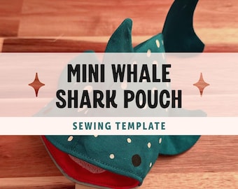 Puede incluir: Una bolsa de tela color verde azulado con forma de tiburón ballena, con lunares blancos y un forro interior rojo. El texto en la imagen dice MINI WHALE SHARK POUCH SEWING TEMPLATE. La bolsa presenta una aleta dorsal y una aleta caudal.