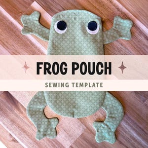 Puede incluir: Una bolsa de tela de color verde claro con forma de rana y un sutil patrón geométrico, que presenta dos grandes ojos circulares en blanco y negro. El texto FROG POUCH SEWING TEMPLATE aparece superpuesto en letras negras y gris oscuro.