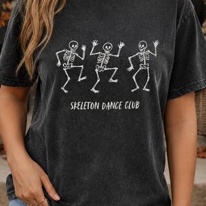 Skeleton Dance Club Shirt, Halloween Doodle T-Shirt in Black, tanzende Skelette Frontprint, Spooky Season Geschenk Damen Herren Tee Outfit!!