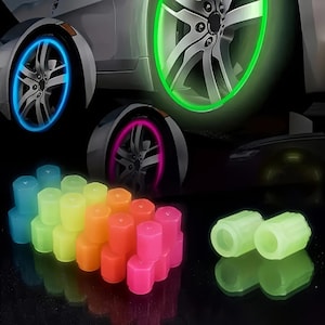 Puede incluir: Una colección de coloridos tapones de válvula brillantes en tonos de azul, verde, amarillo, naranja y rosa. La imagen también muestra un coche con llantas iluminadas en azul, verde y rosa, creando una exhibición vibrante y llamativa.