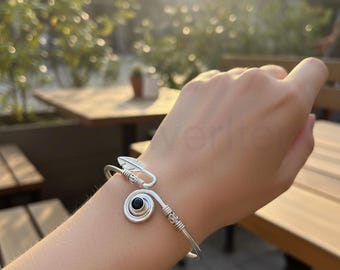 Armband met zwarte onyx veren | Handgemaakte draadwikkel, 925 verzilverd